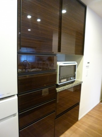 キッチンに合わせてオーダーで背面収納を造作